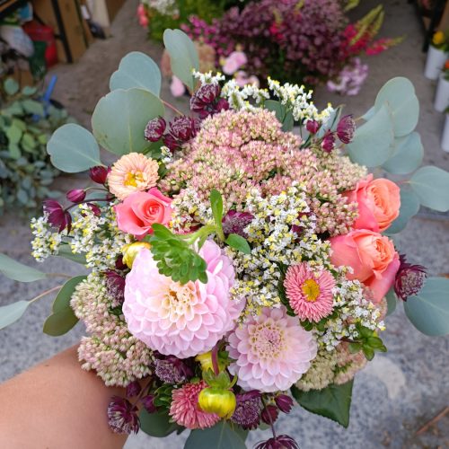 Bouquet rond ton pêche dalhia roses et sedum