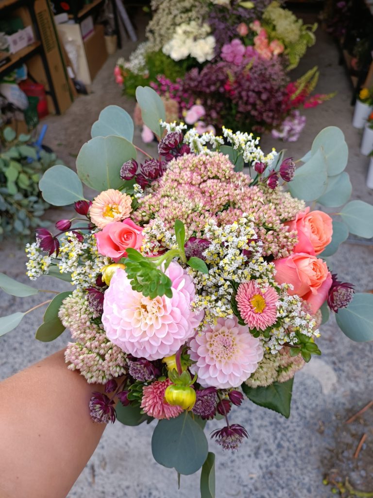 Bouquet rond ton pêche dalhia roses et sedum