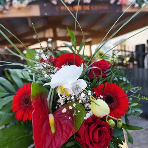 Bouquet de fleurs coupées, composé d'orchidée, roses, zantedeschia, germinis, gypsophile et feuillages.