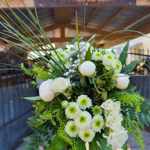 Bouquet de fleurs coupées, composé d'orchidée, roses, zantedeschia, germinis, gypsophile et feuillages.