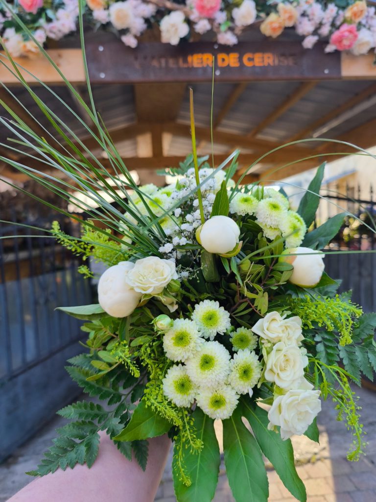 Bouquet de fleurs coupées, composé d'orchidée, roses, zantedeschia, germinis, gypsophile et feuillages.