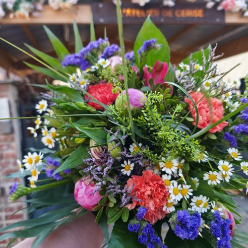 bouquet pivoine, oeillet, camomille, limonium, statice