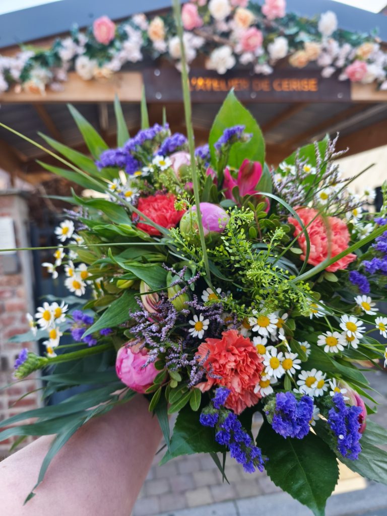 bouquet pivoine, oeillet, camomille, limonium, statice